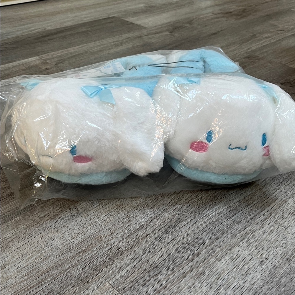 Sanrio Cinnamoroll Bow Plush Slippers - NWT - Picture 3 of 6